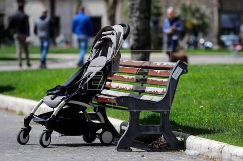 El carrito de un bebé en un parque en una imagen de archivo / EFE Riccardo Antimiani